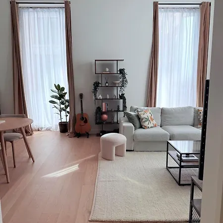 Luxury 1 Bed Riverside Apartment With Air Conditioning